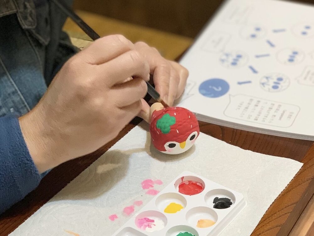 工房内でのモマ笛絵付け体験の様子