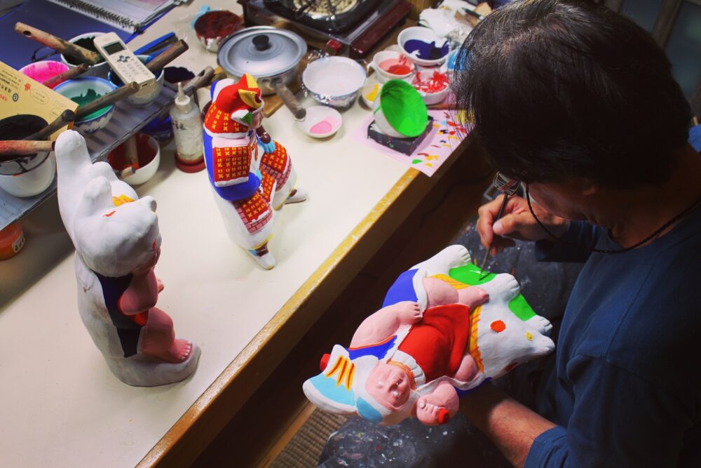 鮮やかに彩色途中の津屋崎人形