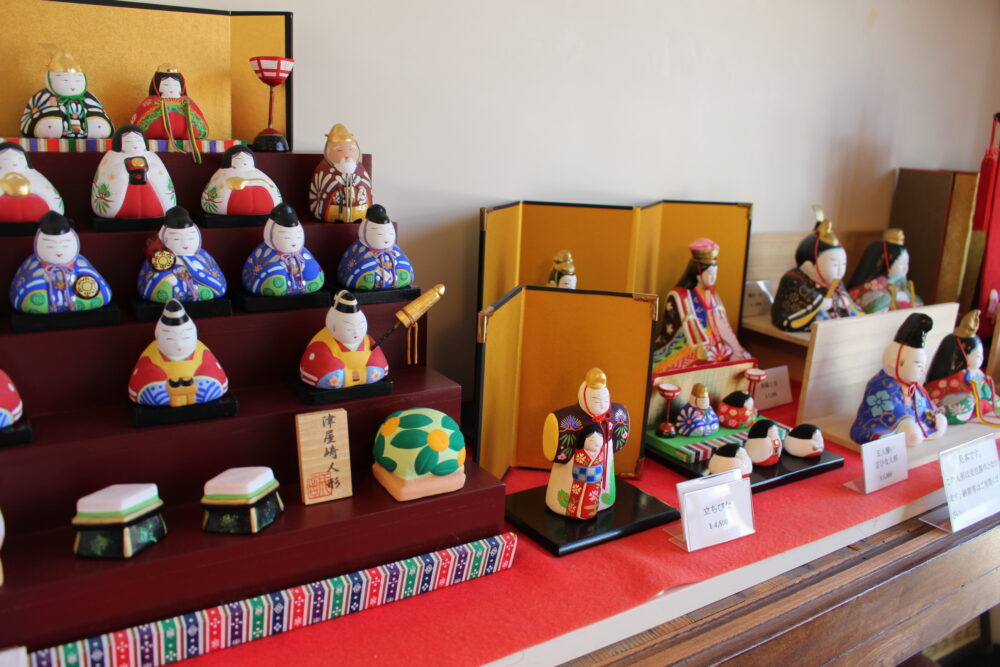 筑前津屋崎人形巧房の工房内に雛人形が並ぶ風景