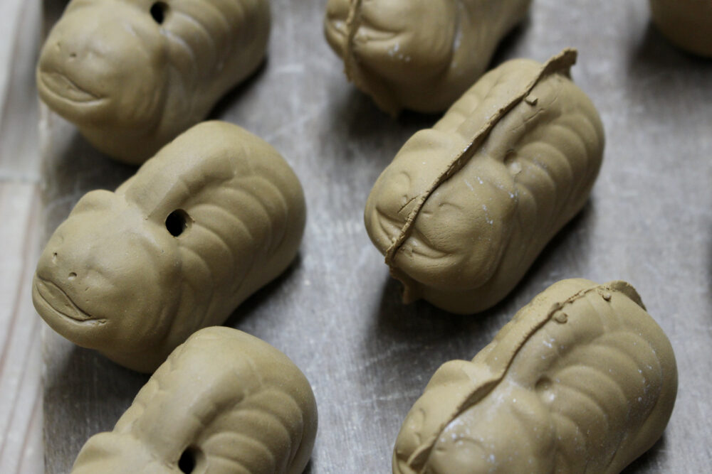 粘土のバリを取った津屋崎人形