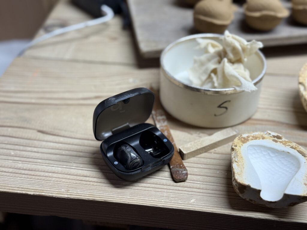 ワイヤレスイヤホンを工房で使用している様子