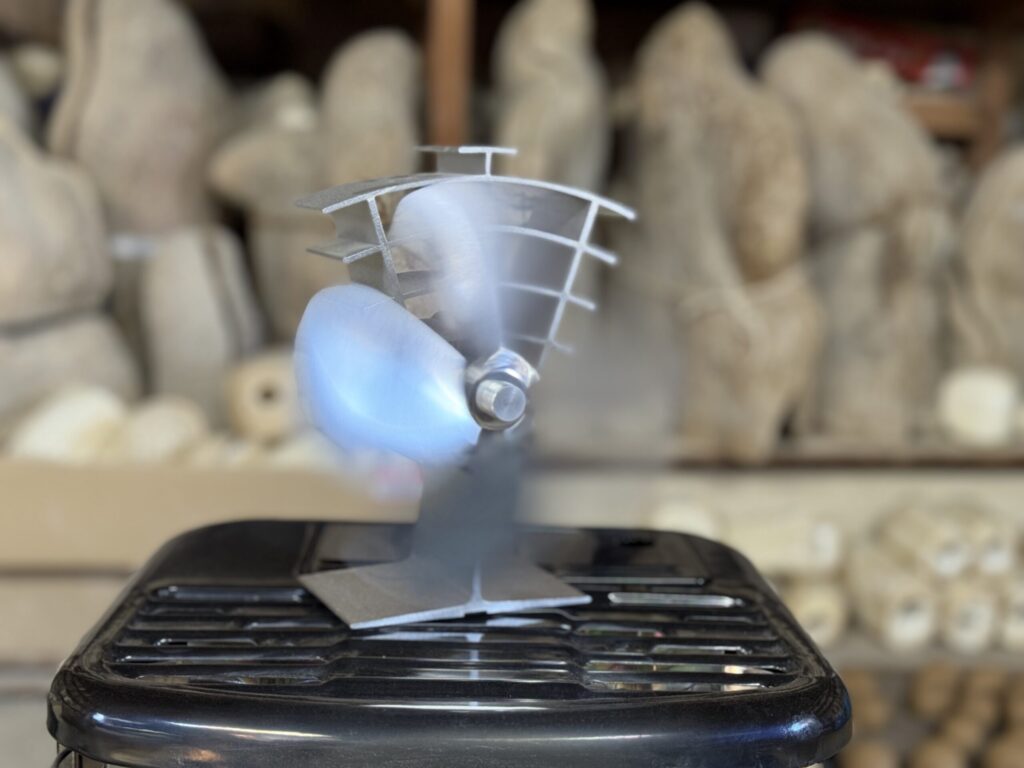 工房のストーブの上で回るファン